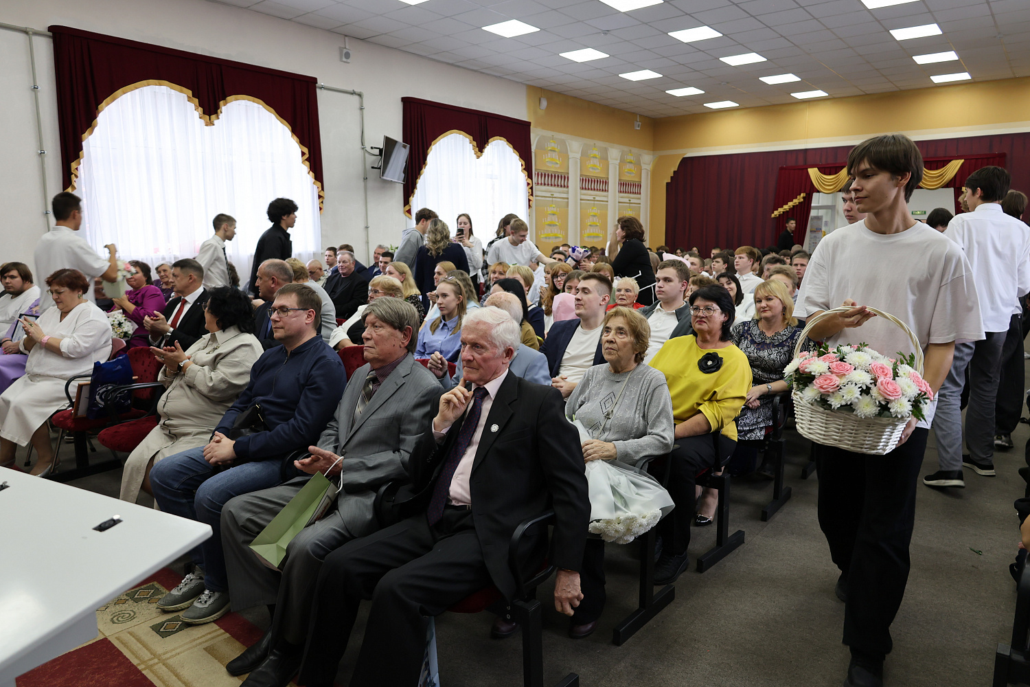 Представители НПО «ЭЛСИБ» поздравили педагогов Новосибирского технического колледжа им. А. И. Покрышкина с Днём учителя и Днём среднего профессионального образования (СПО)