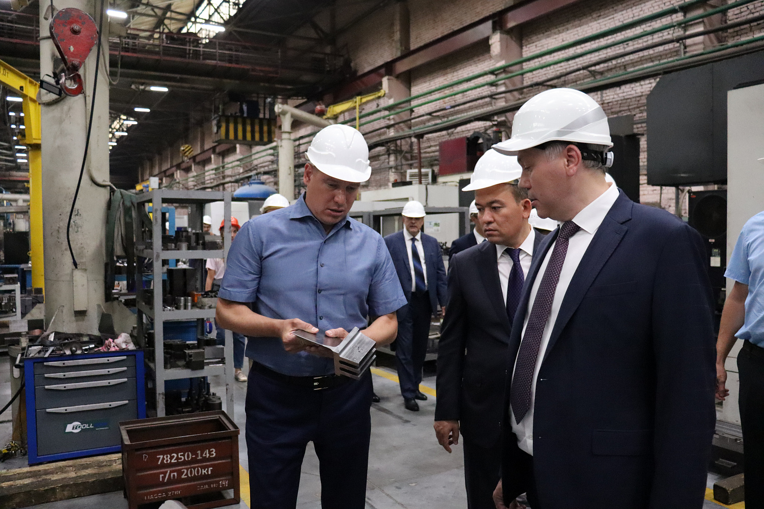 НПО «ЭЛСИБ» посетил губернатор Новосибирской области Андрей Травников